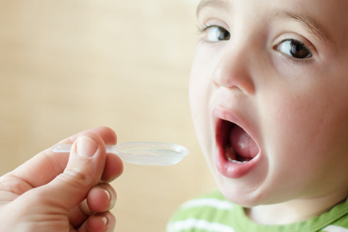  Manche Kleinkinder kommen bei der Einnahme von Arznei gut mit dem Dosierlöffel zurecht.